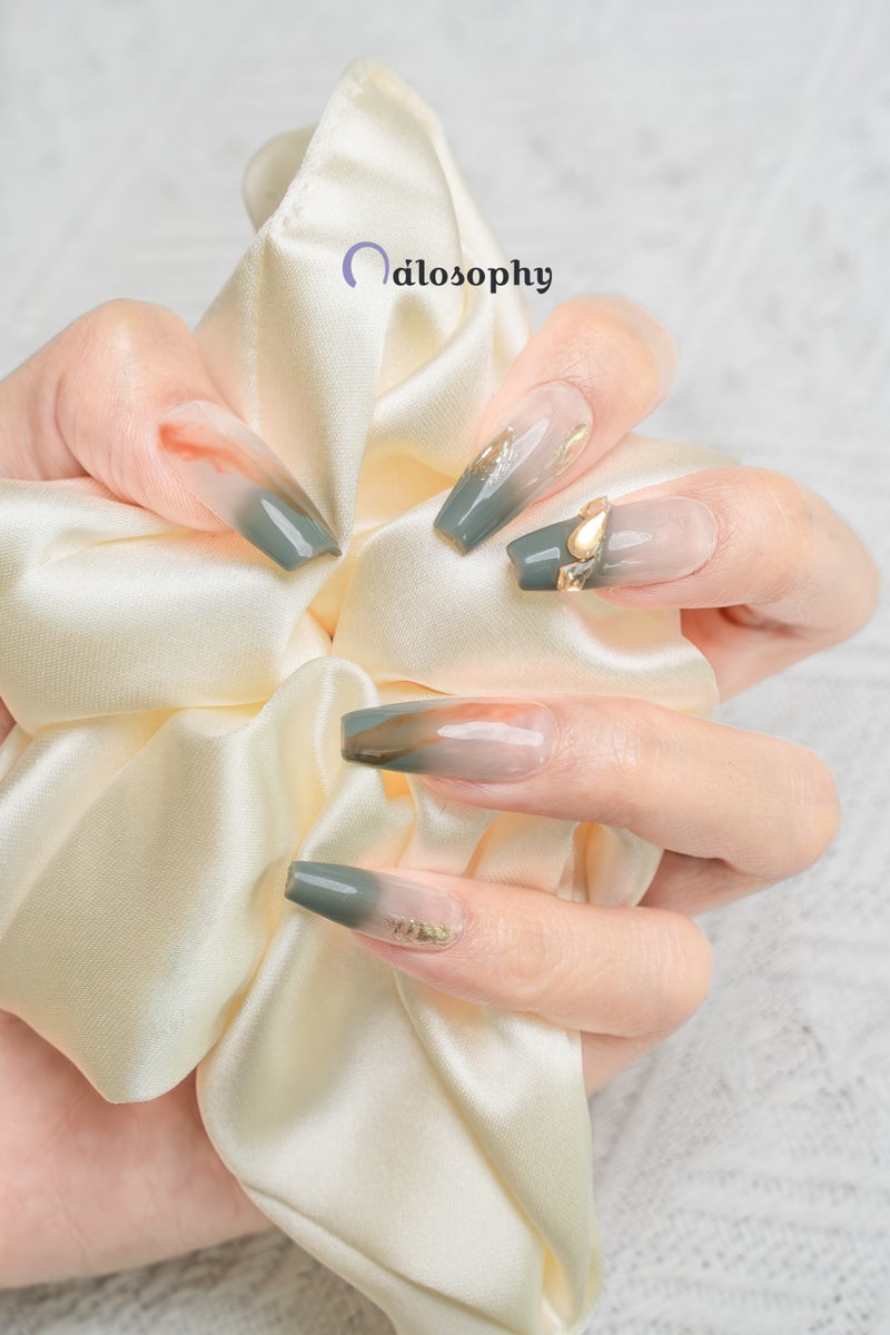 Nailosophy أظافر فاخرة مصنوعة يدويًا باللونين الأزرق الداكن والعنبر مع زينة ذهبية ثلاثية الأبعاد | شكل كوفين - Image 5